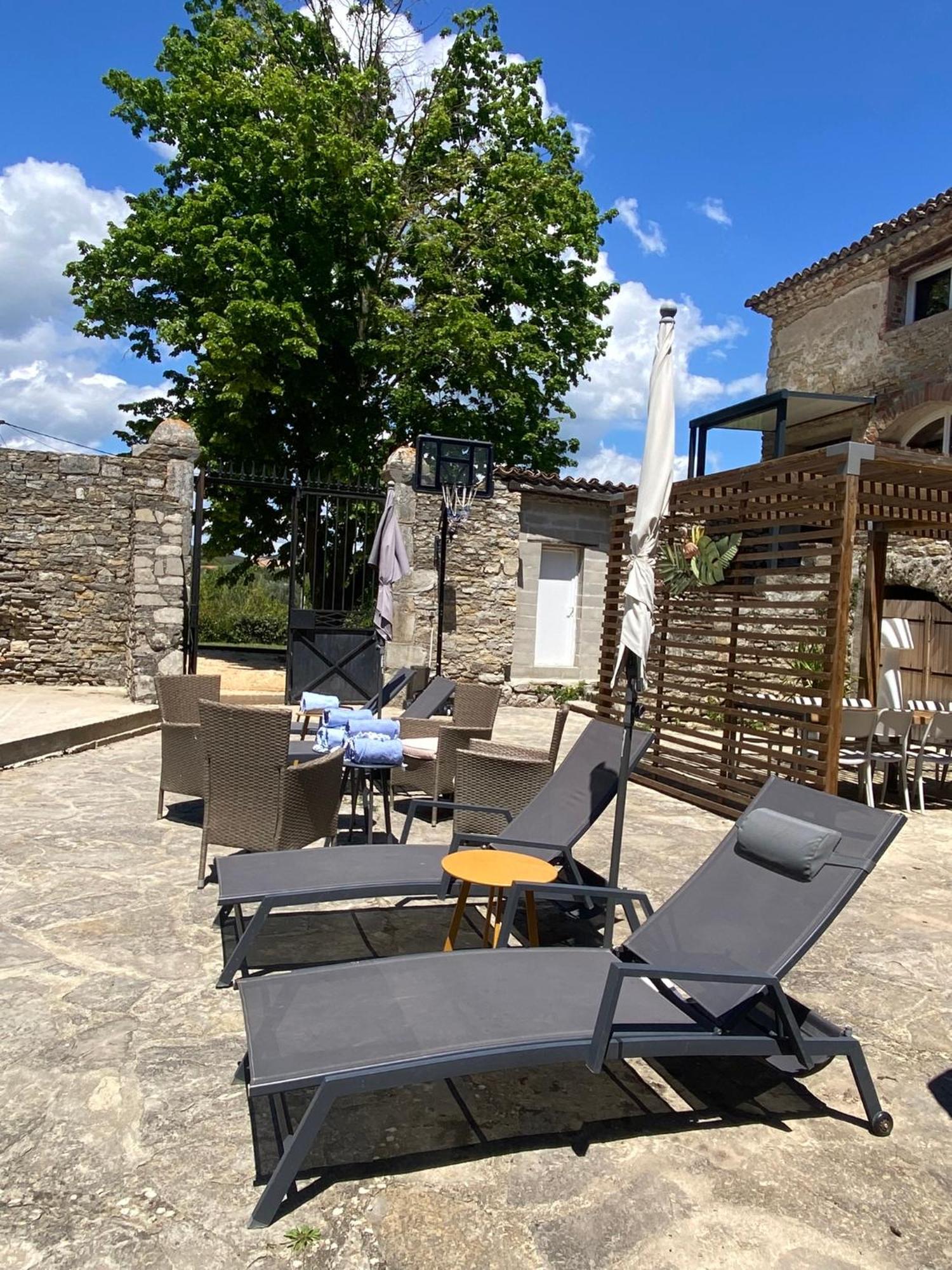 Logis Dans Ancien Relais De Poste Lejlighed Saint Julien Les Rosiers Eksteriør billede